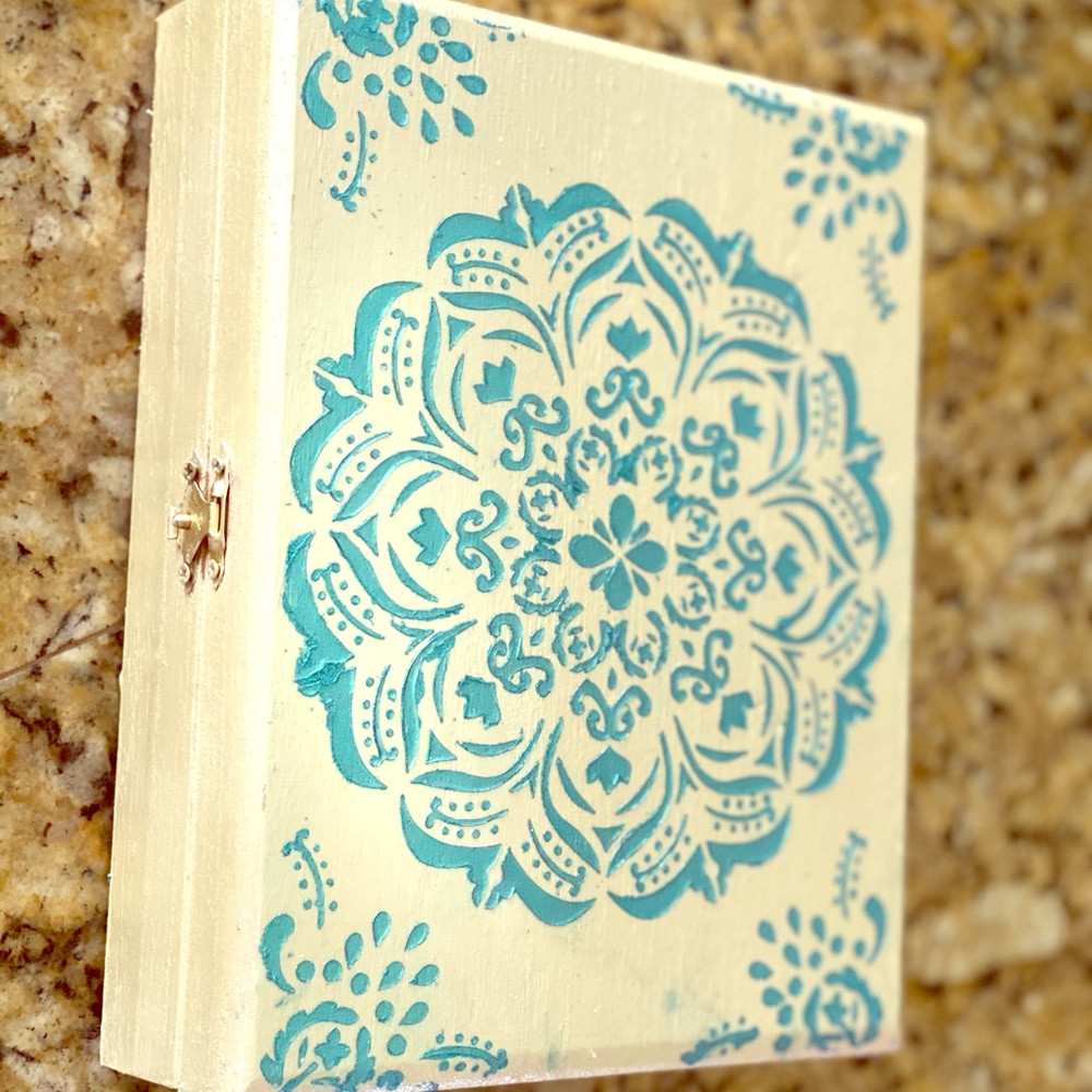 Women’s cigar box